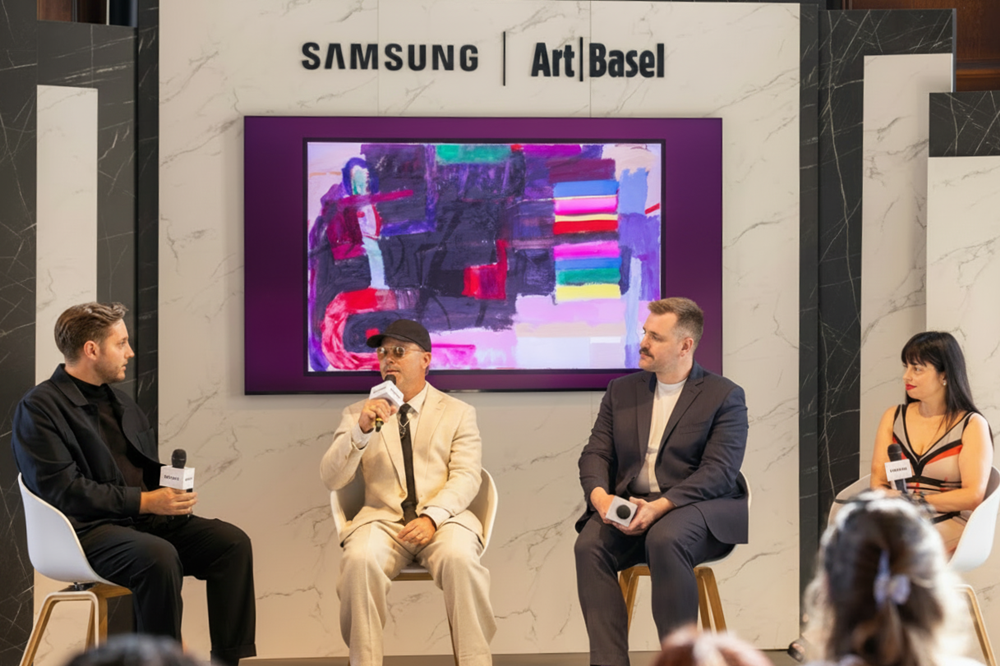 다니엘 아샴, 카림 크리파, 다리아 그린이 'Art Night with Samsung Art TV' 행사에서 삼성 아트 TV를 주제로 대화를 나누고 있다.