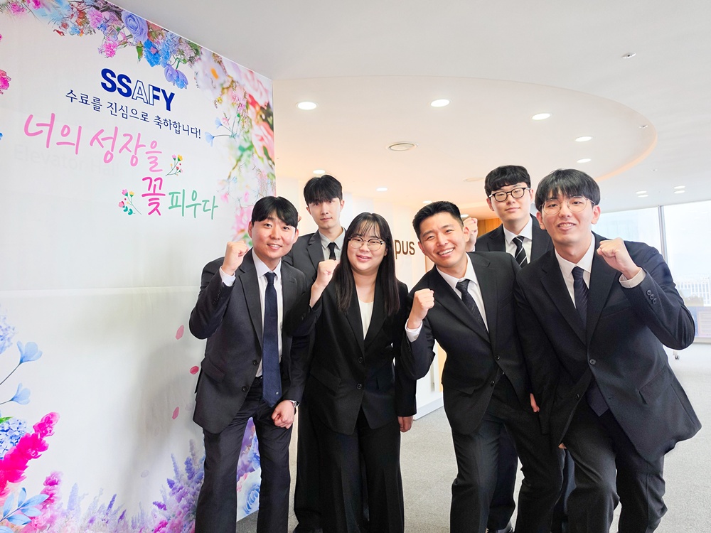 SSAFY 14기 수료생들이 밝은 표정을 지으며 기념 사진을 찍고 있다.