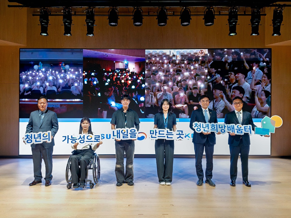 7월 30일 삼성화재 대전 유성 연수원에서 열린 청년희망배움터 개강식에 참석한 (왼쪽부터) 삼성전자 DS사회공헌단장 여명구 부사장, 국민의힘 이소희 의원, 청년대표 김혁진 님, 최민주 님, 고용노동부 권창준 차관, 멀티캠퍼스 안재우 대표이사 등 관계자들이 기념 촬영하고 있다.