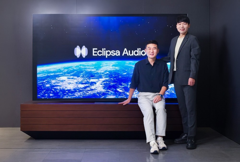 영상디스플레이(VD)사업부 TV Plus 그룹 최준헌 그룹장(좌)와 삼성리서치 Display Innovation랩 남우현 랩장(우)