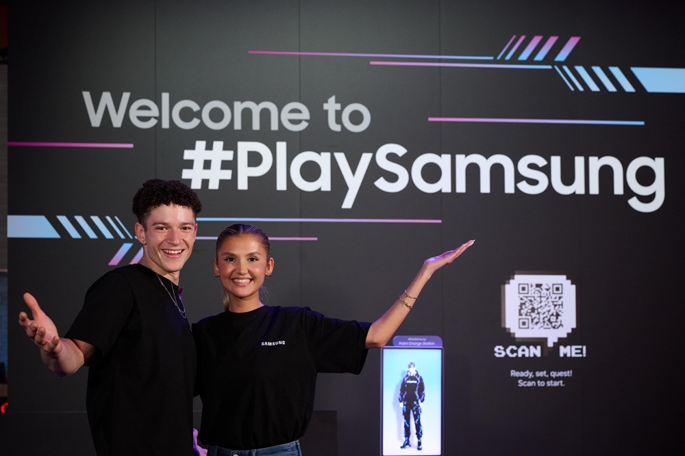 삼성전자 모델이 독일 쾰른에서 열린 '게임스컴 2026(Gamescom 2026)'에서 삼성 부스를 소개하고 있다.