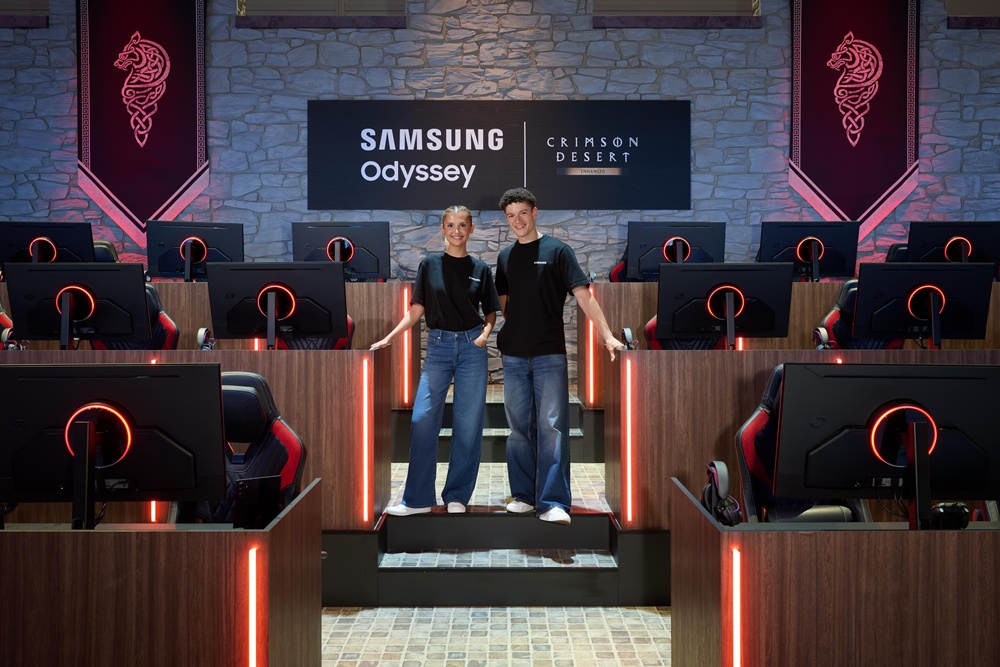 삼성전자 모델이 독일 쾰른에서 열린 '게임스컴 2026(Gamescom 2026)'에서 '붉은사막 체험존'을 소개하고 있다.