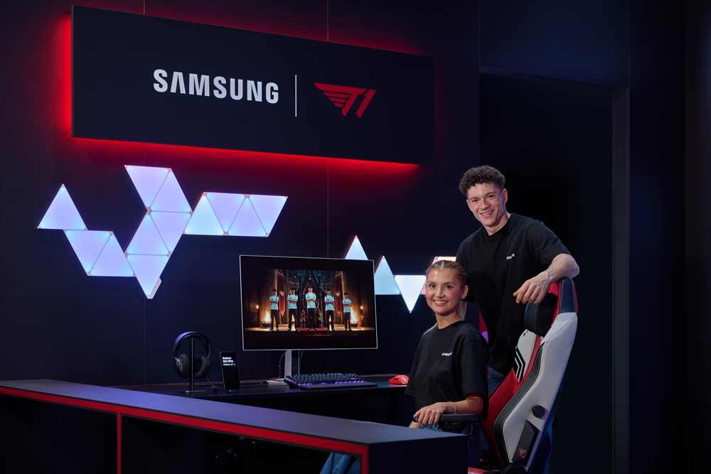 삼성전자 모델이 독일 쾰른에서 열린 '게임스컴 2026(Gamescom 2026)'에서 'T1 존'을 소개하고 있다.
