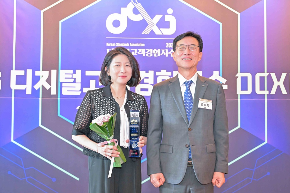 삼성전자 이보나 상무(왼쪽)와 한국표준협회 문동민 회장(오른쪽)