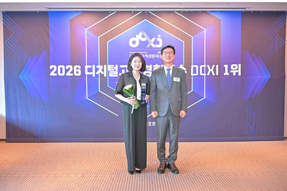 8월 27일 서울 중구 서울신라호텔에서 진행된 '디지털고객경험지수' 인증 수여식에서 삼성전자 이보나 상무(왼쪽)와 한국표준협회 문동민 회장(오른쪽)이 기념 촬영을 하고 있다.