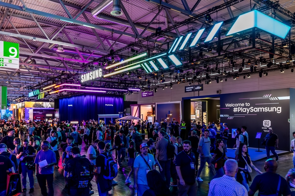 글로벌 관람객들이 독일 쾰른에서 열린 ‘게임스컴(Gamescom) 2026’ 삼성 부스를 둘러보고 있다.