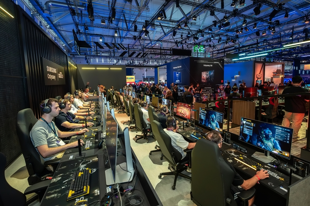 독일 쾰른에서 열린 '게임스컴(Gamescom) 2026' 삼성 부스 내 '오디세이 존에서 관람객들이 '콜 오브 듀티®: 모던 워페어 4(Call of Duty®: Modern Warfare® 4)' 를 오디세이 게이밍 모니터로 직접 플레이하고 있다.