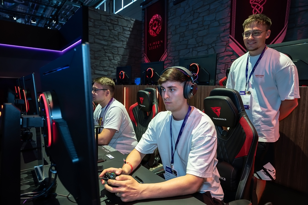 독일 쾰른에서 열린 '게임스컴(Gamescom) 2026' 삼성 부스 내 '오디세이 존'에서 관람객들이 '붉은사막(Crimson Desert)'을 오디세이 게이밍 모니터로 플레이하고 있다.