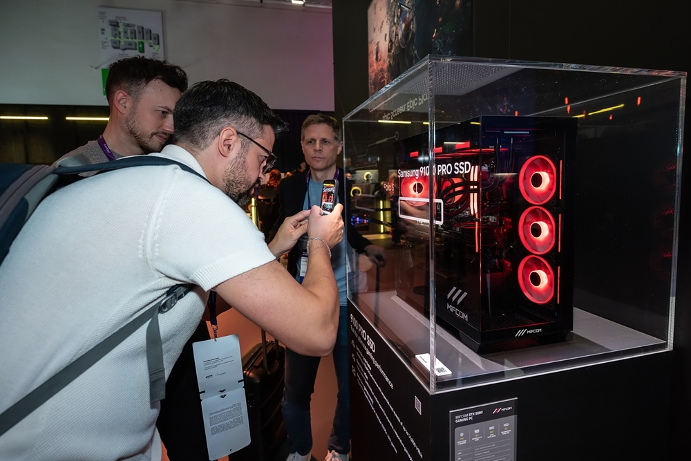 독일 쾰른에서 열린 '게임스컴(Gamescom) 2026' 삼성 부스 내 '오디세이 존'에 전시된 고성능 SSD '9100 PRO'를 관람객들이 살펴보고 있다.