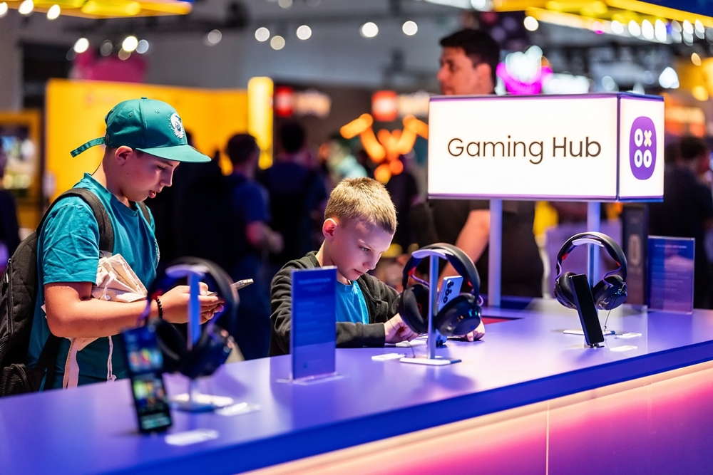 독일 쾰른에서 열린 '게임스컴(Gamescom) 2026' 삼성 부스 내 '게이밍 허브 존'에서 방문객들이 '삼성 모바일 게이밍 허브'와 연결된 '갤럭시 S26 울트라'로 직접 게임을 체험해보고 있다.