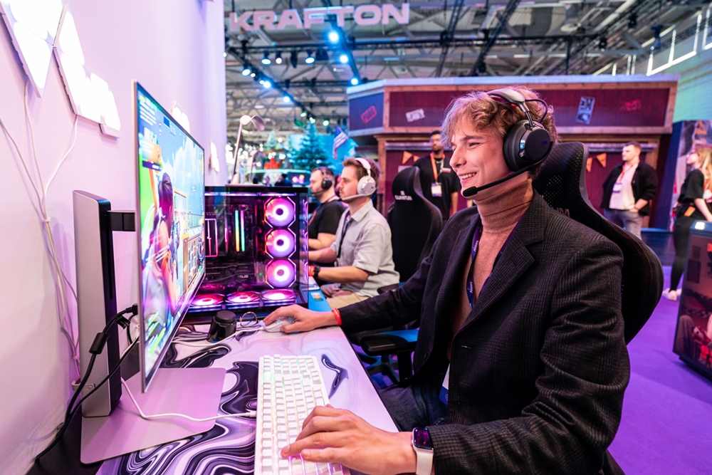 독일 쾰른에서 열린 '게임스컴(Gamescom) 2026' JBL 부스에서 관람객들이 헤드셋 'JBL 퀀텀 950' 착용하고 게임을 직접 플레이하고 있다.