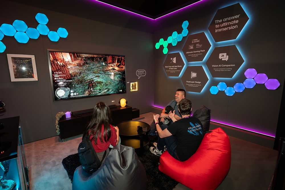 독일 쾰른에서 열린 '게임스컴(Gamescom) 2026' 삼성 부스에서 관람객들이 '붉은사막(Crimson Desert)'을 OLED TV로 체험하고 있다.
