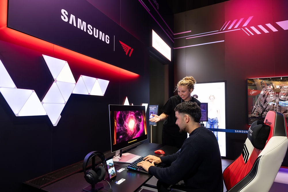 독일 쾰른에서 열린 '게임스컴(Gamescom) 2026' 삼성 부스 내 마련된 'T1존'에서 관람객이 안내를 받고 있다.