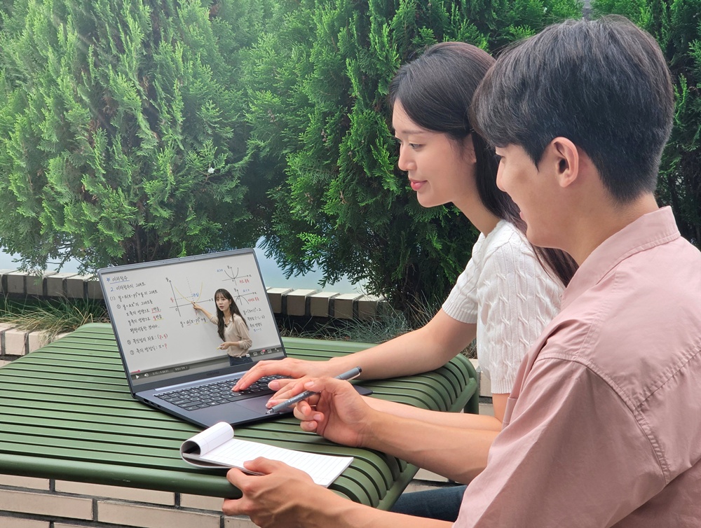삼성전자 모델이 'New 갤럭시 북6'의 16:10 화면 비율과 안티 글레어(Anti-glare) 디스플레이를 사용하는 모습.