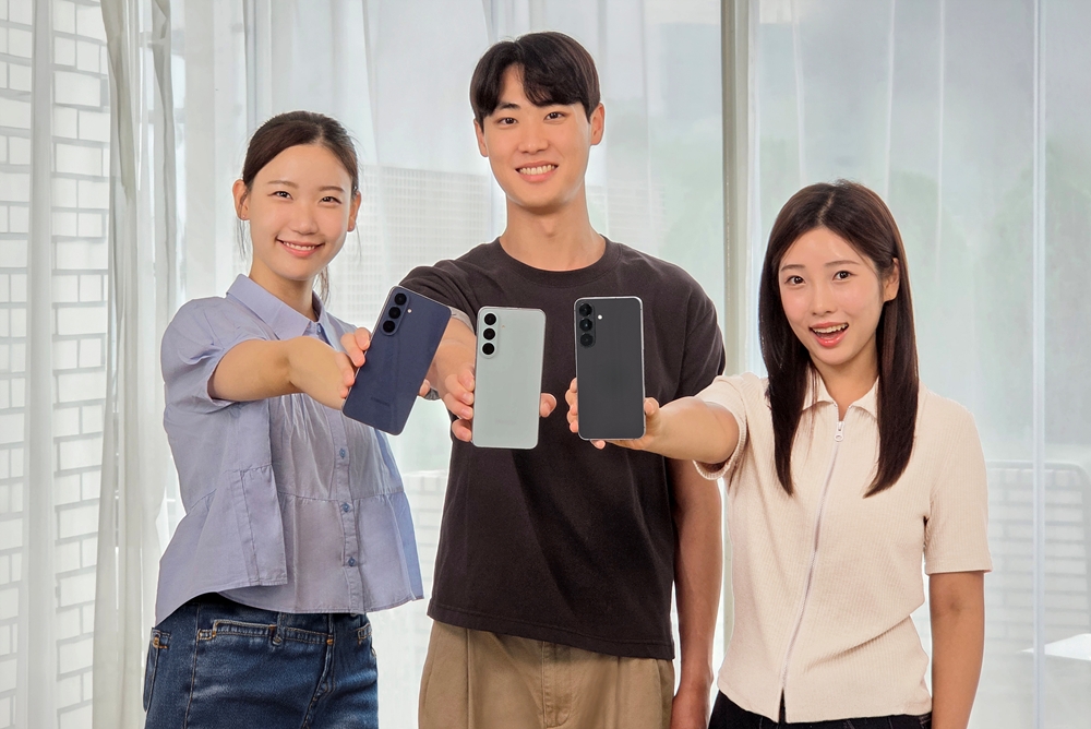 삼성전자 모델이 프리미엄 기능을 갖춘 ‘갤럭시 S26 FE’를 소개하고 있다.