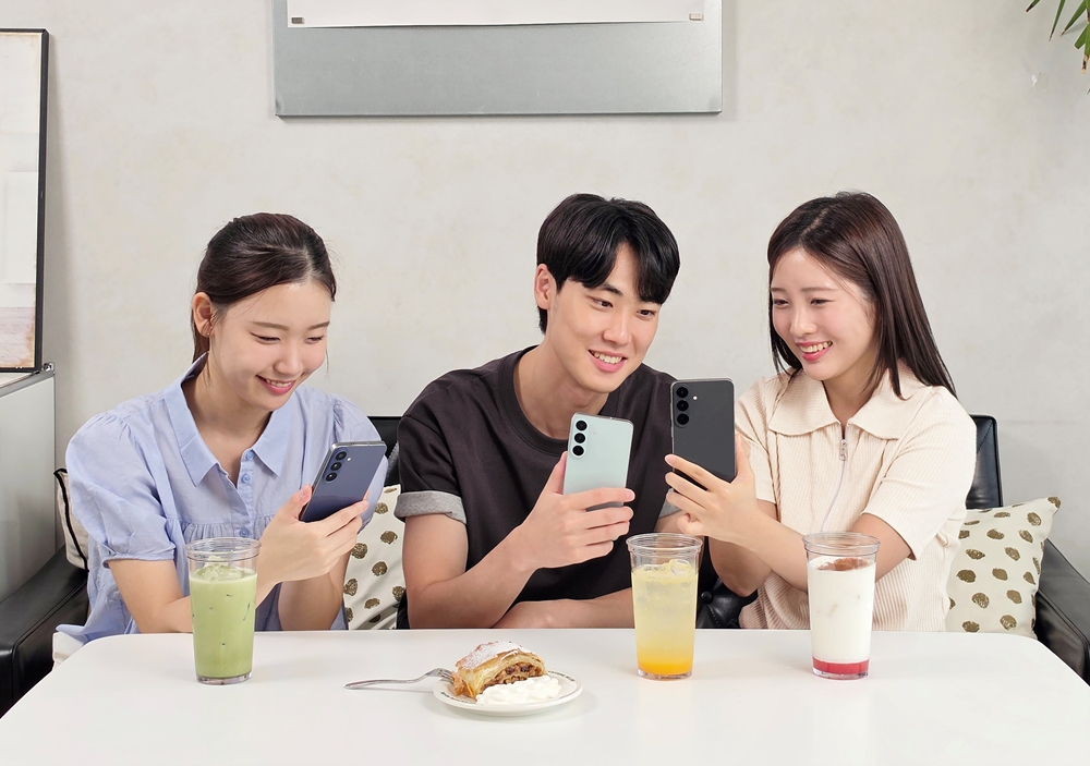 삼성전자 모델이 프리미엄 기능을 갖춘 ‘갤럭시 S26 FE’를 소개하는 모습.