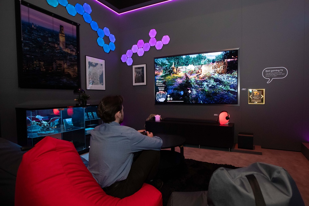 삼성전자 83형 OLED TV ‘S99H’를 통해 ‘붉은사막’을 플레이하고 있는 관람객.