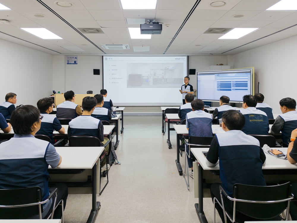 삼성전자가 수원 CS 아카데미에 마련된 EHS 히트펌프 전담 교육장에서 설치 엔지니어들을 대상으로 한층 체계화된 설치·유지보수 교육을 진행하고 있다.