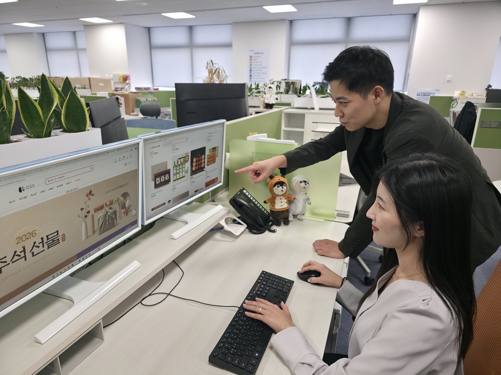 삼성전자 DS부문 직원들이 추석 명절을 앞두고 운영되는 온라인 장터에 접속해 상품을 고르고 있다.