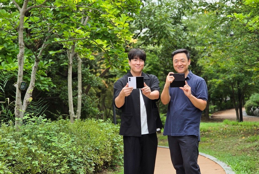 MX사업부 카메라 개발 담당 박상욱 프로(좌)와 삼성리서치(SR) 비주얼테크놀로지팀 김영걸 프로(우)