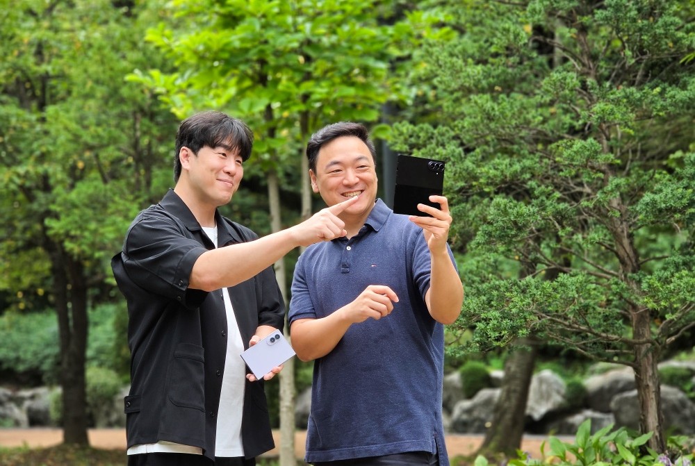 MX사업부 카메라 개발 담당 박상욱 프로(좌)와 삼성리서치(SR) 비주얼테크놀로지팀 김영걸 프로(우)