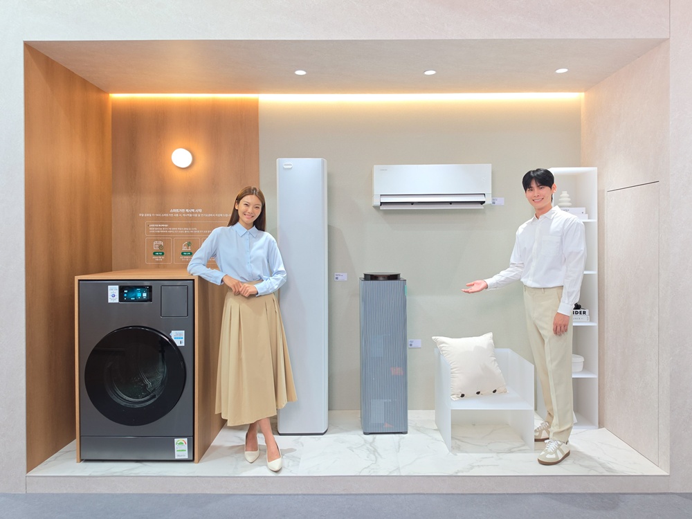 삼성전자 모델이 에너지 소비효율 1등급 가전제품을 살펴보고 있는 모습.