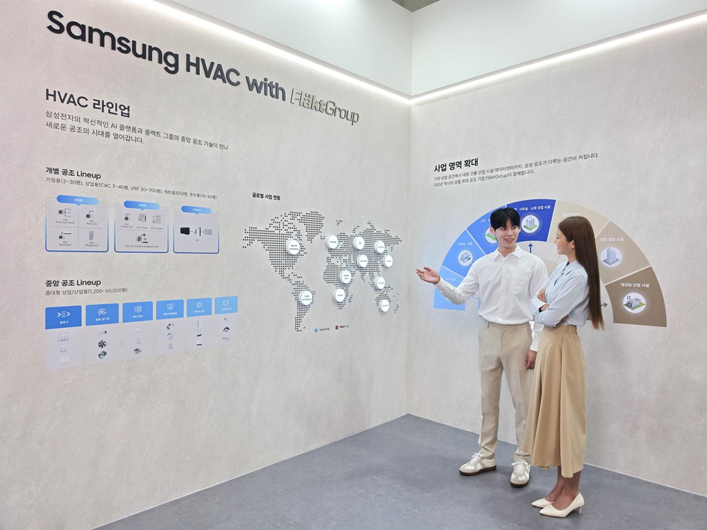 삼성전자 모델이 플랙트그룹의 HVAC 라인업과 글로벌 사업현황을 살펴보고 있는 모습.