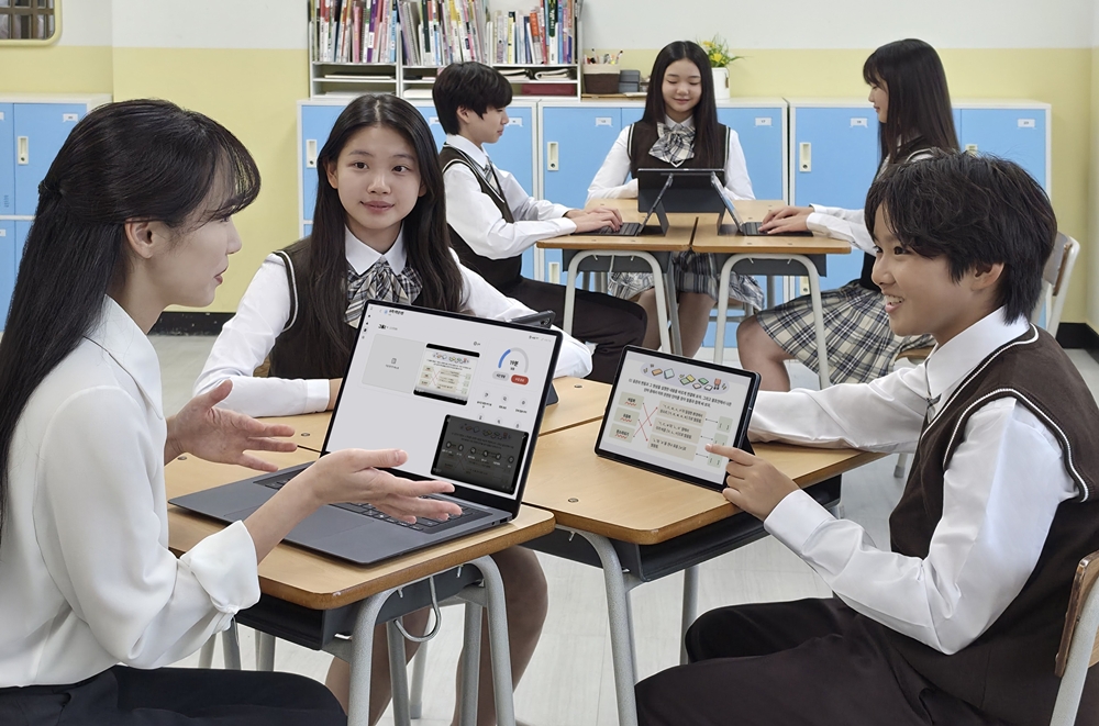 교사가 '삼성 녹스 클래스룸'을 활용해 학생용 태블릿을 그룹별로 구성해 협업 수업을 진행하고 있다.