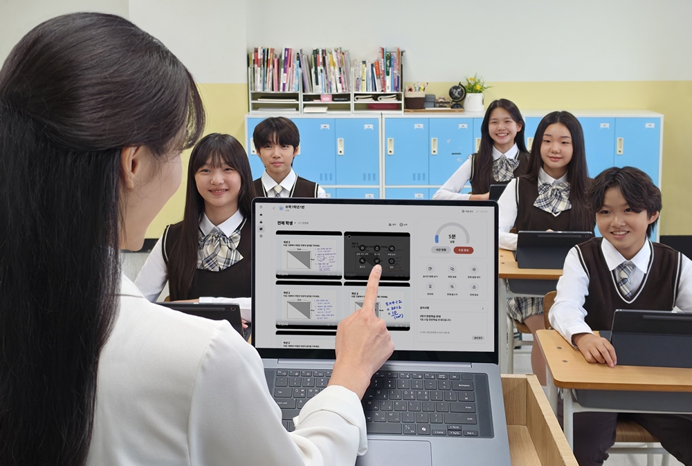교사가 '갤럭시 클래스룸'의 교실 수업용 솔루션 '삼성 녹스 클래스룸'을 활용해 학생용 태블릿 화면을 확인하고 있다.