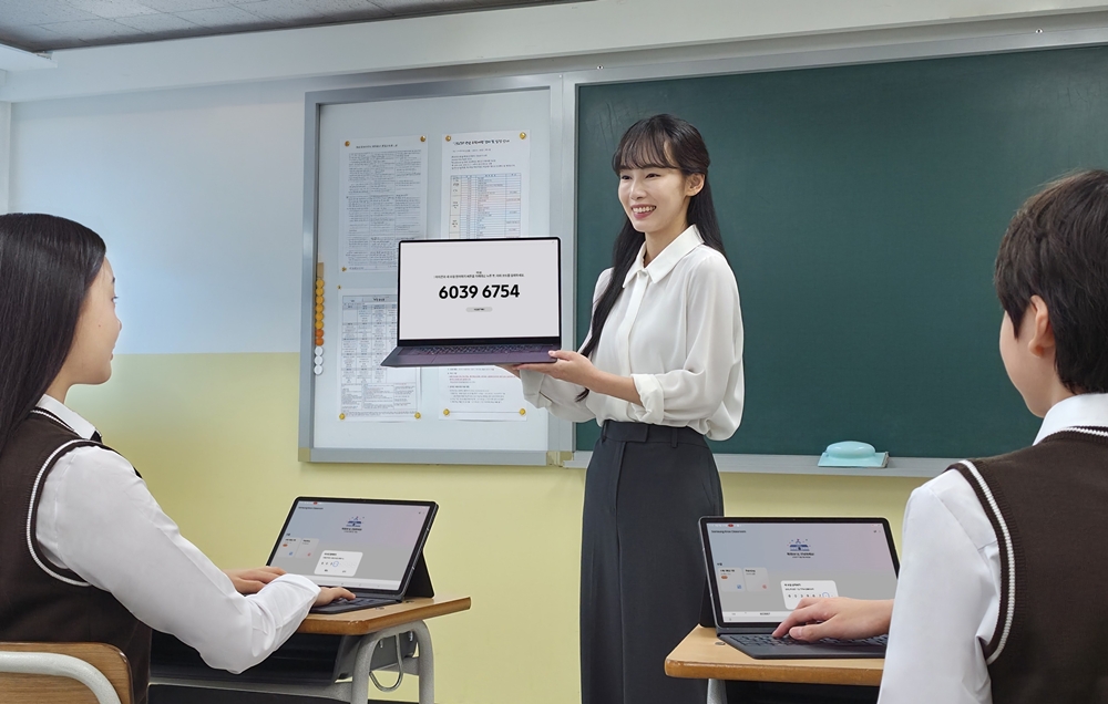 교사가 '갤럭시 클래스룸'의 교실 수업용 솔루션 '삼성 녹스 클래스룸'을 활용해 수업 참여 코드를 안내하고 있다.