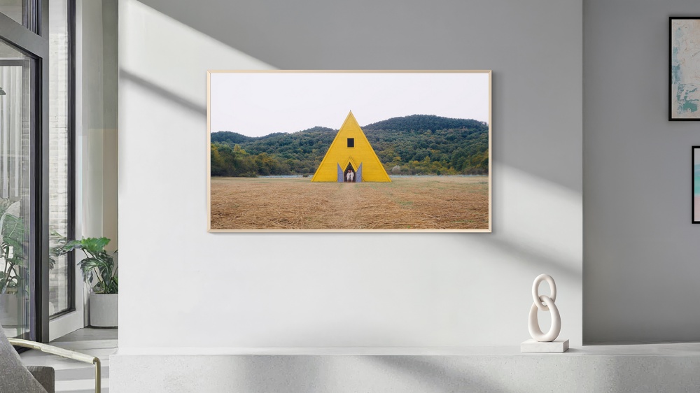 삼성 아트 스토어에 새롭게 선보이는 영화 ‘미드소마(Midsommar)’의 스틸컷. 해가 지지 않는 백야 현상 속 상징적인 비주얼과 시각적 연출이 돋보이는 작품이다. (사진 제공: A24).
