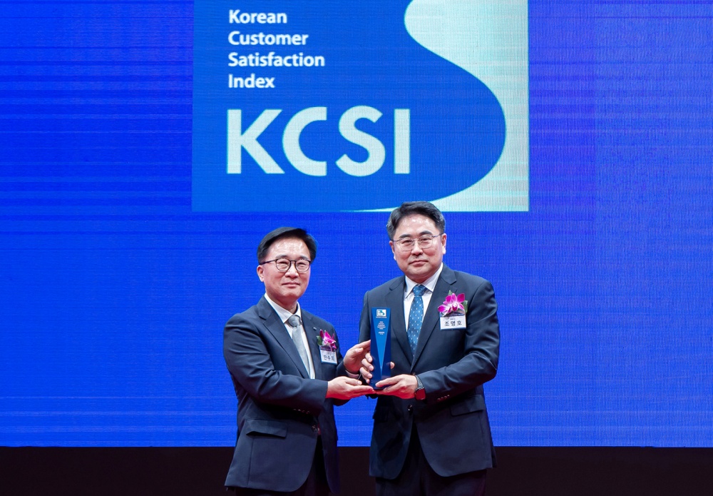 9월 30일 서울 중구 서울신라호텔에서 진행된 '2026 한국산업의 고객만족도(KCSI)' 인증패 수여식에서 삼성전자 조명호 부사장(오른쪽)과 한국능률협회컨설팅 한수희 대표(왼쪽)가 기념 촬영을 하고 있다.