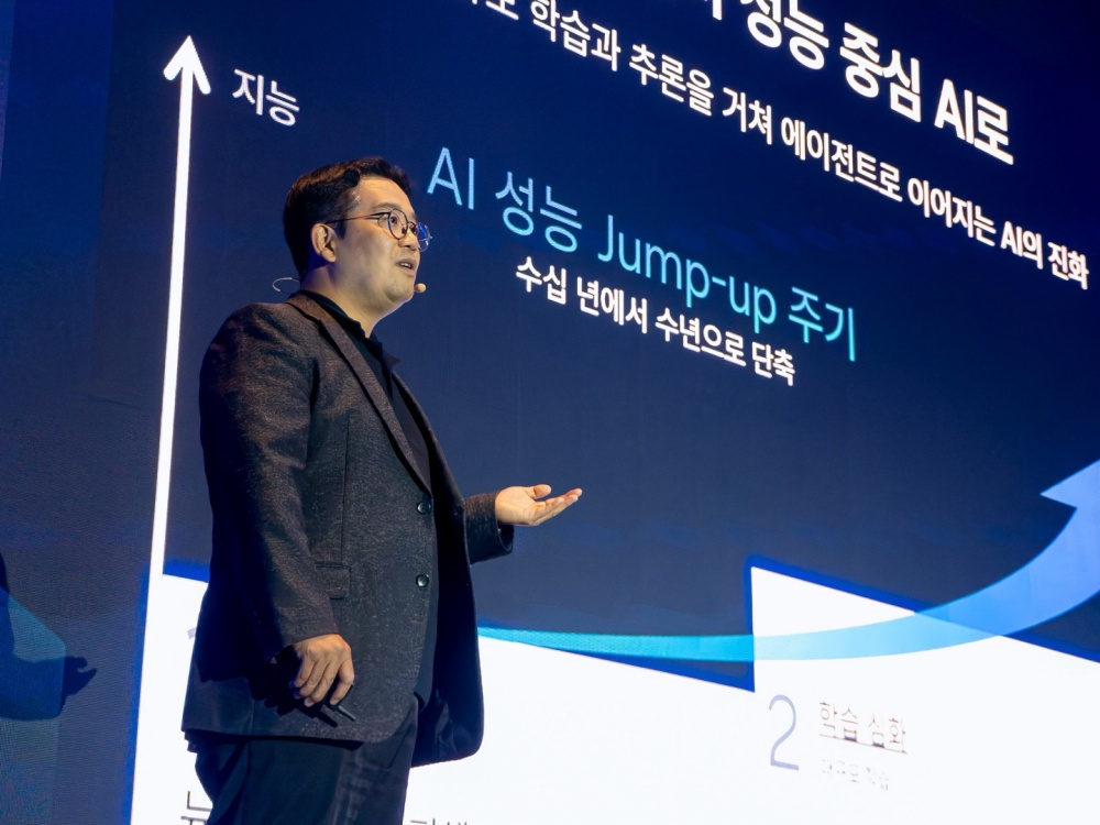 30일 삼성전자 서초사옥에서 열린 '삼성 AI 포럼 2026'에서 삼성전자 MX사업부 황인철 부사장이 '인간수준의 지능 효율을 향하여'를 주제로 강연하고 있다.