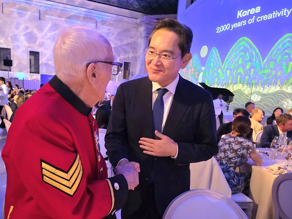 이재용 삼성전자 회장이 KH컬렉션 순회전 갈라 디너에 참석한 6·25 참전용사 마이크 로와 대화를 나누고 있다.