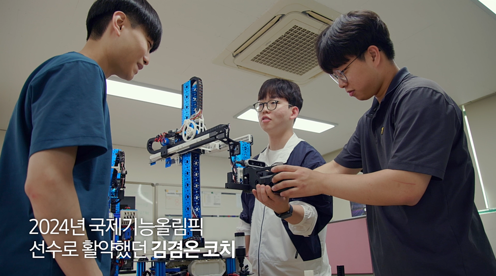 2024년 프랑스 리옹에서 열린 제 47회 대회 금메달리스트 김겸온 코치(중간)가 김진원(왼쪽), 오부이(오른쪽) 선수들에게 경험과 노하우를 전하고 있다.