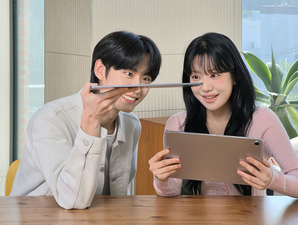 삼성전자 모델이 '갤럭시 탭 S12 시리즈'의 얇고 가벼운 디자인을 확인하고 있다.