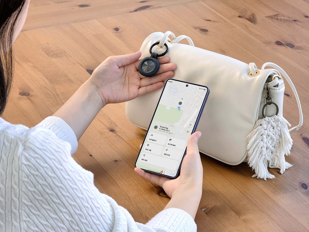 삼성전자 모델이 '갤럭시 스마트태그3'의 '스마트싱스 파인드(SmartThings Find)'로 위치를 확인하고 있다.