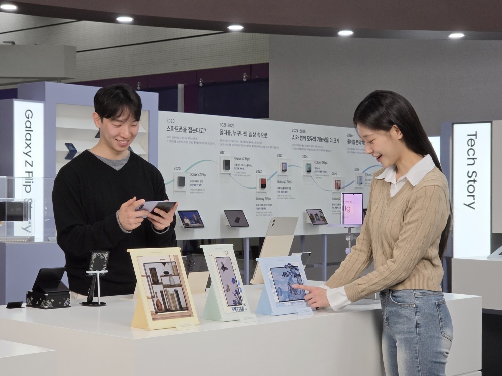 서울 코엑스에서 열린 'KES 2026(한국전자전)' 삼성전자관에서 삼성전자 모델이 대화면과 강력한 성능을 바탕으로 멀티태스킹에 최적화된 '갤럭시 Z 폴드8 울트라'와 콘텐츠 감상에 적합한 화면비를 적용한 새로운 폼팩터의 '갤럭시 Z 폴드8'을 체험하고 있다.