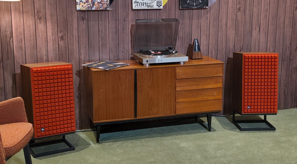 1970년대 거실 콘셉트로 꾸민 공간에 전시된 JBL L100 센추리