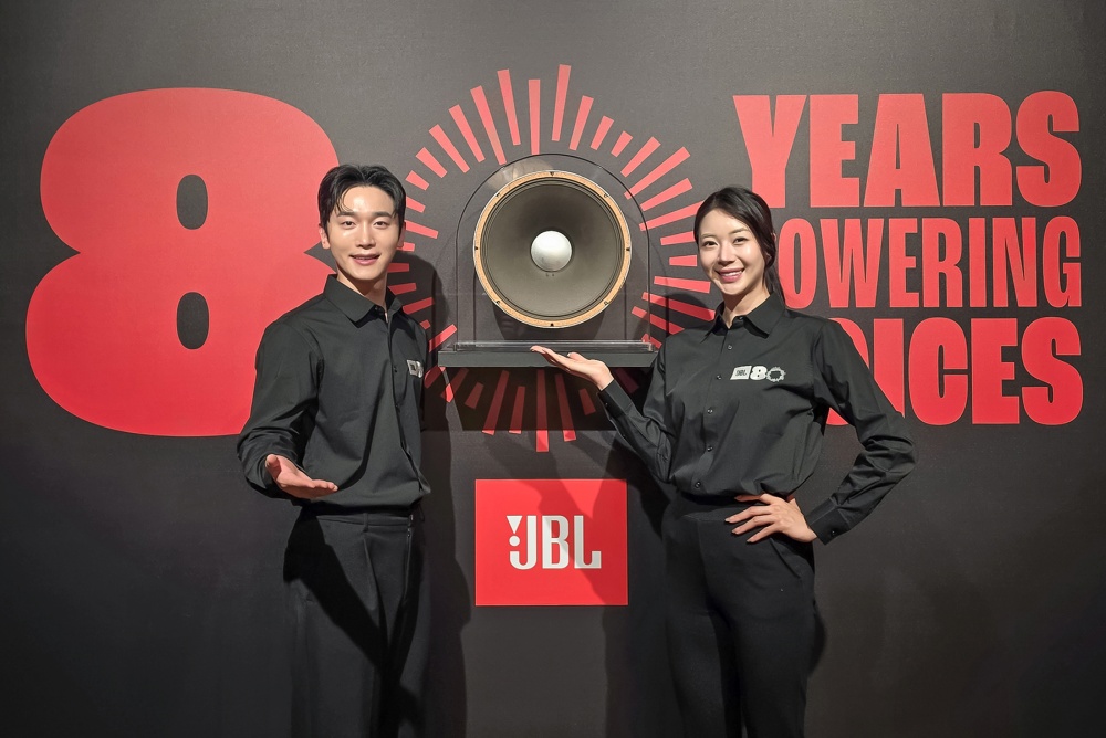 JBL 모델이 21일 서울 삼성동 프로젝트 스페이스 라인에 위치한 JBL 80주년 및 바워스 앤 월킨스 60주년 특별 전시관에서 JBL 80주년 기념 로고를 소개하고 있다.