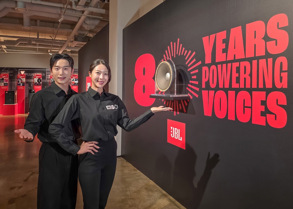 JBL 모델이 21일 서울 삼성동 프로젝트 스페이스 라인에 위치한 JBL 80주년 및 바워스 앤 월킨스 60주년 특별 전시관에서 JBL 80주년 기념 로고를 소개하고 있다.