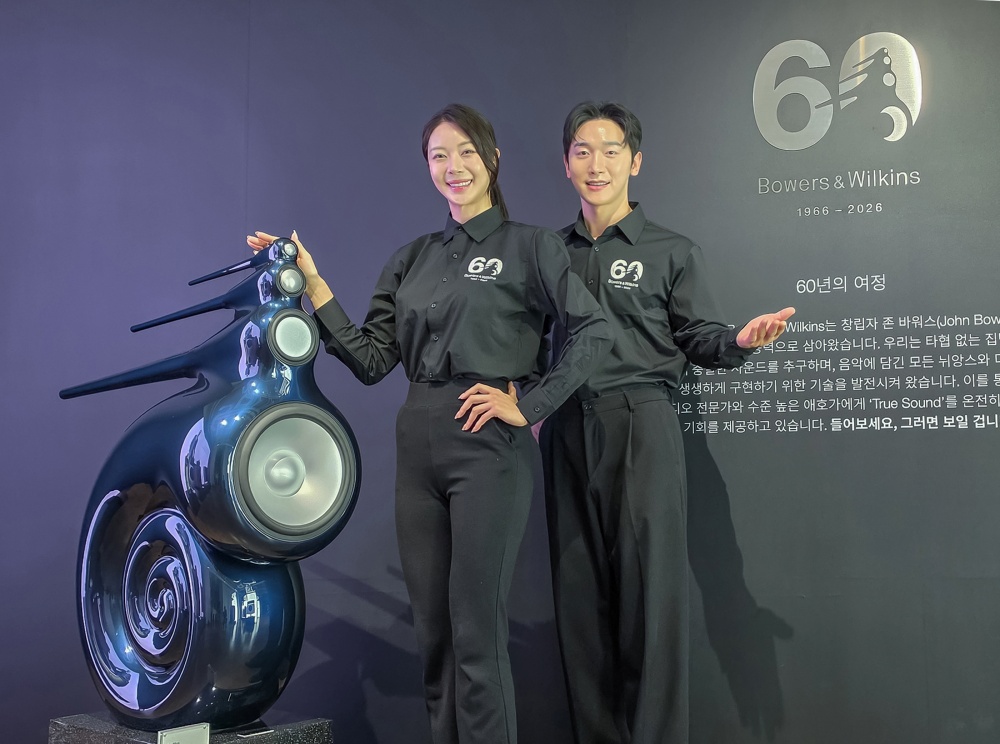 JBL 모델이 21일 서울 삼성동 프로젝트 스페이스 라인에 위치한 JBL 80주년 및 바워스 앤 월킨스 60주년 특별 전시관에서 바워스 앤 윌킨스 제품을 소개하고 있다.