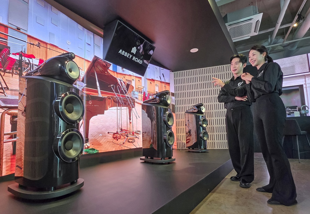 JBL 모델이 21일 서울 삼성동 프로젝트 스페이스 라인에 위치한 JBL 80주년 및 바워스 앤 월킨스 60주년 특별 전시관에서 바워스 앤 윌킨스 제품을 소개하고 있다.