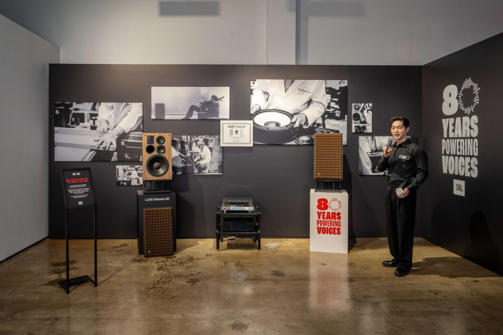 JBL 모델이 21일 서울 삼성동 프로젝트 스페이스 라인에 위치한 JBL 80주년 및 바워스 앤 월킨스 60주년 특별 전시관에서 JBL의 80주년을 기념해 제작된 한정판 스피커 'JBL L100 Classic 80' 을 소개하고 있다.
