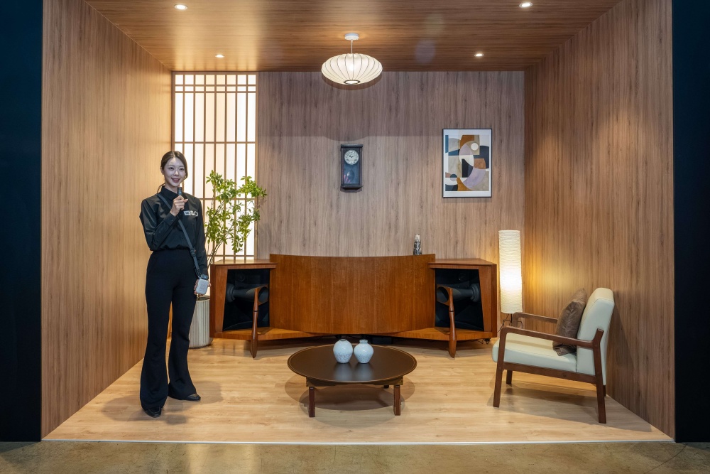 JBL 모델이 21일 서울 삼성동 프로젝트 스페이스 라인에 위치한 JBL 80주년 및 바워스 앤 월킨스 60주년 특별 전시관에서 '파라곤(Paragon)' 제품을 소개하고 있다.
