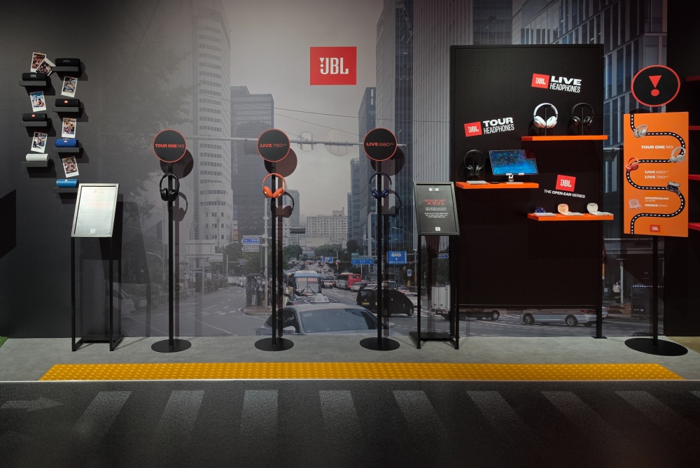 서울의 낮을 콘셉트로 JBL 헤드폰을 전시한 ‘Seoul by Day’ 존