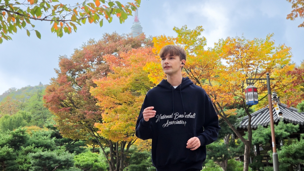 ‘갤럭시 버즈 온’을 착용하고 러닝하는 모습.
