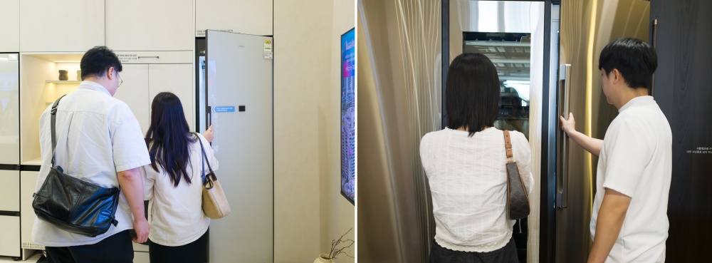 삼성스토어 청담점을 찾은 고객들이 실제 신혼집처럼 구현된 패키지 존을 살펴보며 상담을 진행하고 있다.