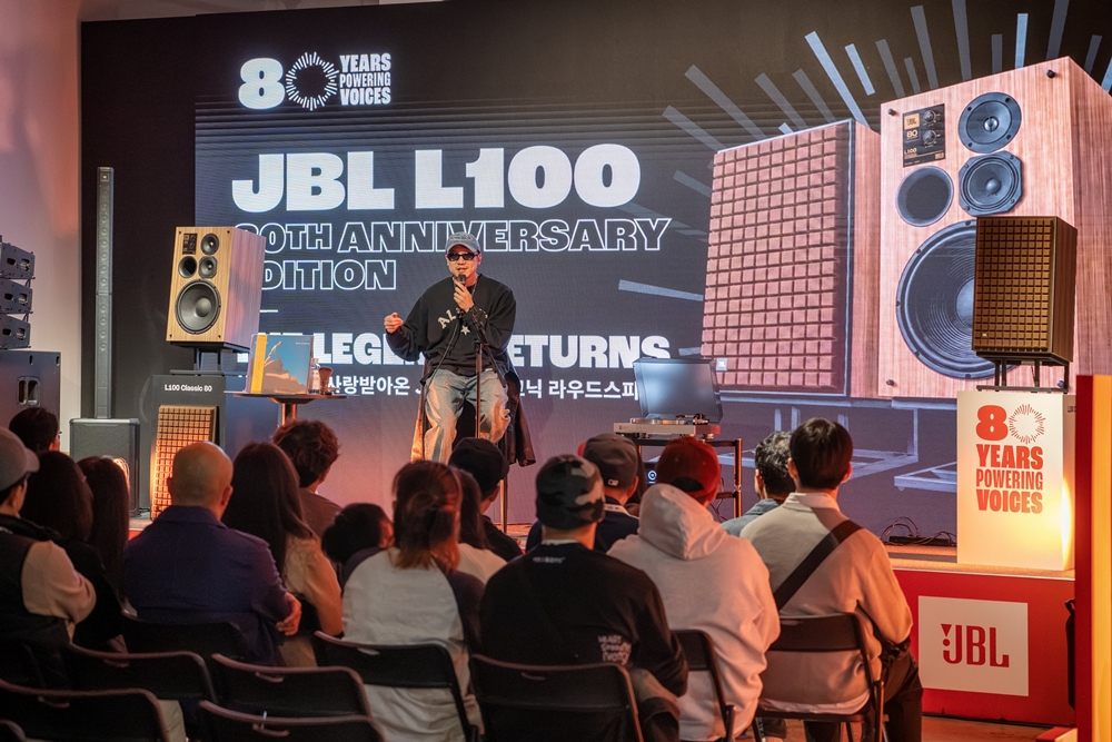 음악 큐레이터 DJ 소울스케이프가 JBL 80주년 및 바워스앤윌킨스 60주년 기념 전시 '사운드 레전드'에서 'JBL 뮤직 토크'를 진행하고 있다.