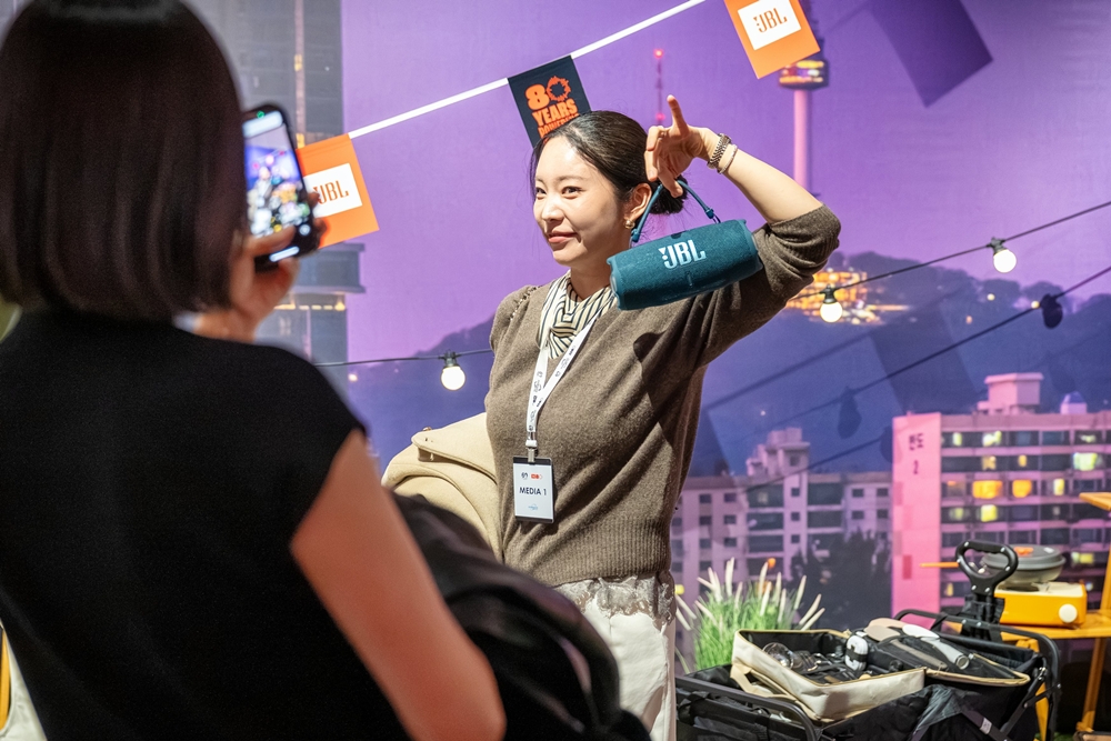 서울 강남구 '프로젝트 스페이스 라인'에서 진행중인 JBL 80주년 및 바워스앤윌킨스 60주년 기념 전시 '사운드 레전드'에 참석한 관람객들.